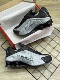 SHOX R4 "PRETO/PRATA"